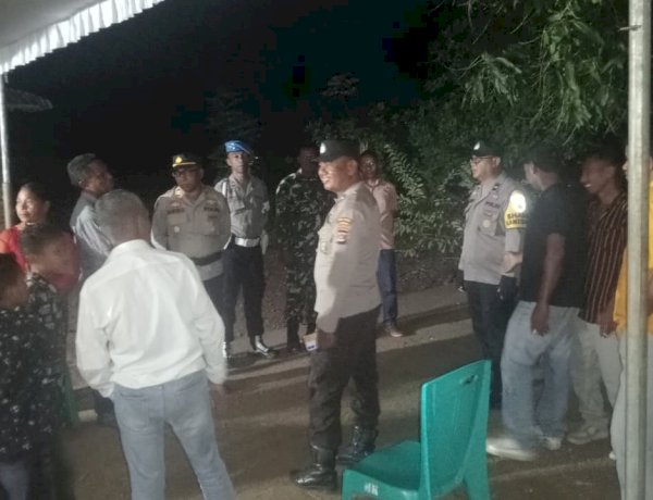 Sinergitas Polri dan TNI Jaga Keamanan, Polsek Nagawutung dan Koramil Loang Patroli Bersama di Acara Syukuran Pernikahan.