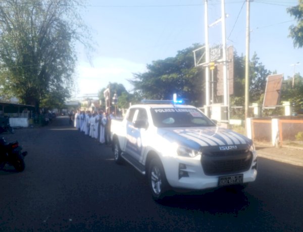 Sat Lantas Polres Lembata Kawal Prosesi Pengantaran Jenazah Pater Nikolaus Strawn, SVD, Arus Lalu Lintas Tetap Aman dan Lancar.