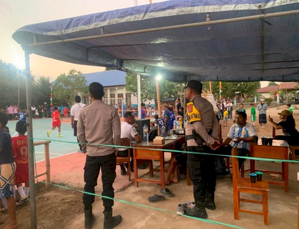 Bhabinkamtibmas Polsek Nubatukan Laksanakan Pengamanan Turnamen Futsal Antar-SD Se-Kabupaten Lembata, Ciptakan Rasa Aman dan Nyaman.