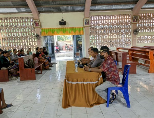 Jelang Sambut Baru Serentak, Polsubsektor Ile Ape Bersama Pemerintah Kecamatan Berikan Pembinaan dan Himbauan Kamtibmas.