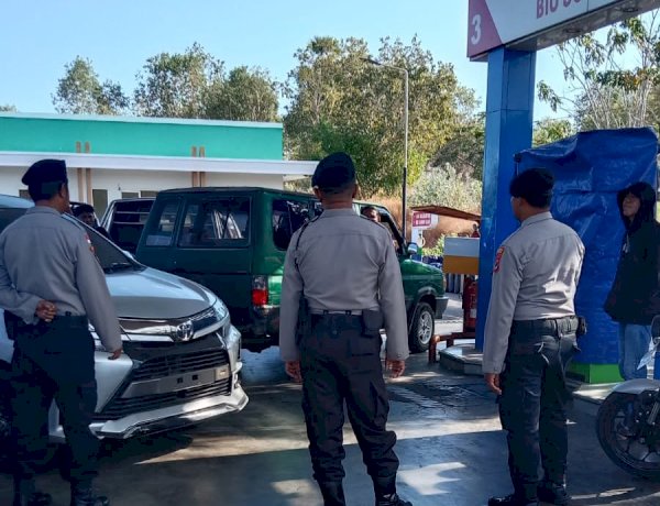 Patroli Perintis Presisi Sat Samapta Polres Lembata Hadir di SPBU Waijarang, Jaga Kamtibmas dan Kelancaran Antrean BBM.