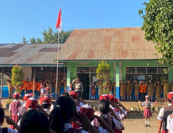 Polri Hadir untuk Anak Bangsa, Kasat Binmas Polres Lembata Pimpin Apel di SD Negeri 1 Waimoko.