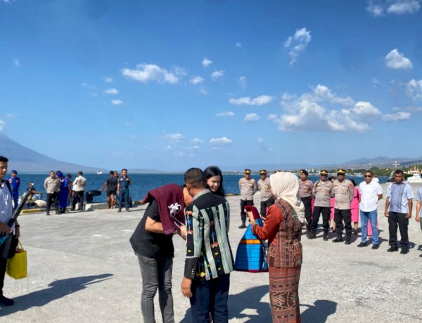 Kapolres Lembata AKBP Henman Limbong, S.P., S.I.K., M.H. Tiba di Lewoleba, Disambut Hangat Forkopimda dan Keluarga Besar Polres Lembata.
