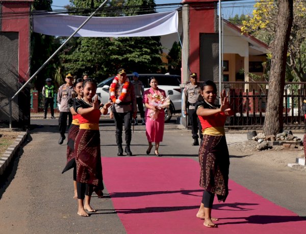 Tradisi Pedang Pora Warnai Penyambutan Kapolres Baru dan Pelepasan AKBP Nanang Wahyudi di Polres Lembata.