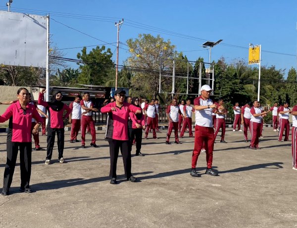 Kapolres Lembata Bersama Ketua Bhayangkari Gelar Olahraga Bersama, Jaga Kebugaran dan Kekompakan.