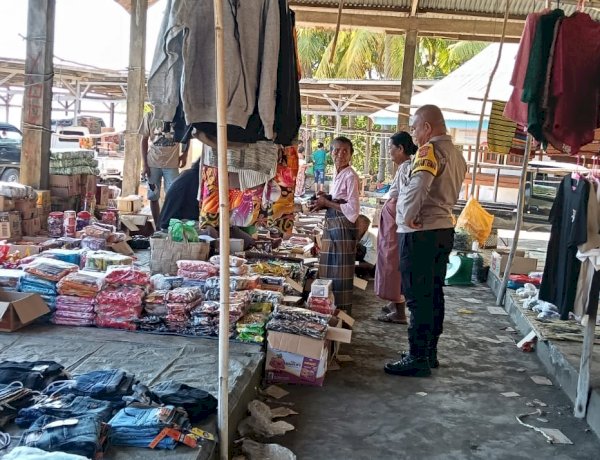 Bhabinkamtibmas Desa Lamaau Sambangi Pasar Lamatokan, Ajak Warga Bersama Jaga Kamtibmas.