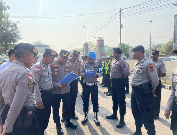 Wakapolres Lembata Didampingi Propam Lakukan Pengecekan Kehadiran Personel Saat Apel Pagi.