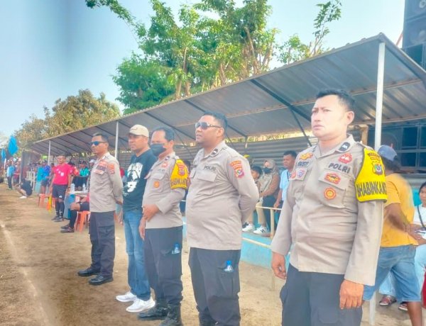 Bhabinkamtibmas Polsek Ile Ape Amankan Turnamen Sepak Bola di Desa Kolipadan, Wujudkan Suasana Aman dan Kondusif.
