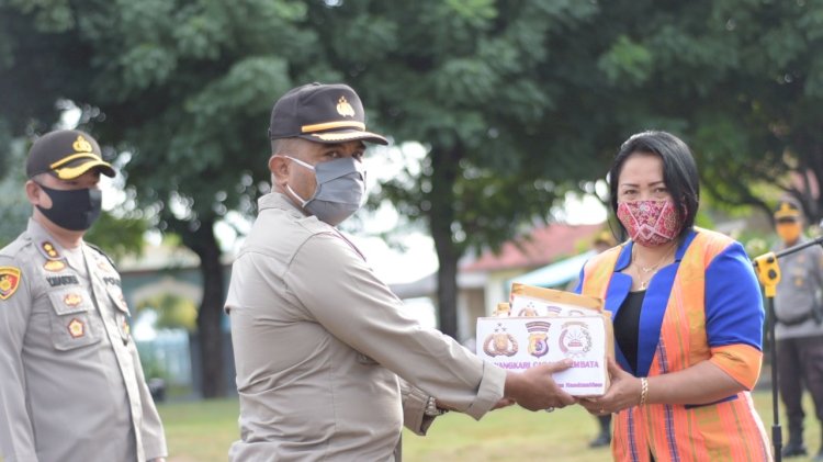 Bhayangkari Cabang Polres Lembata memberikan bantuan 100 paket kesehatan Kepada Anggota Polres Lembata