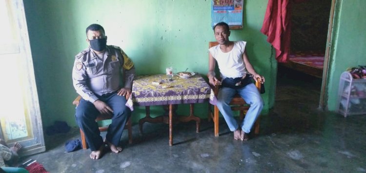 Bhabinkamtibmas Desa Roho Sambang di Desa Binaan Sampaikan Pesan Kamtibmas dan Sosialisasi New Normal
