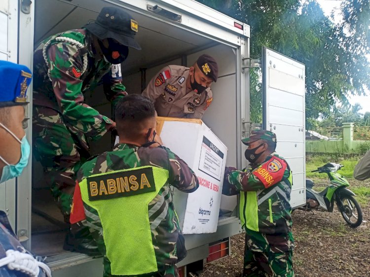 Polres Lembata bersama TNI dan Pemda Kab. Lembata Kawal Ketat Kedatangan Distribusi Vaksin Covid-19