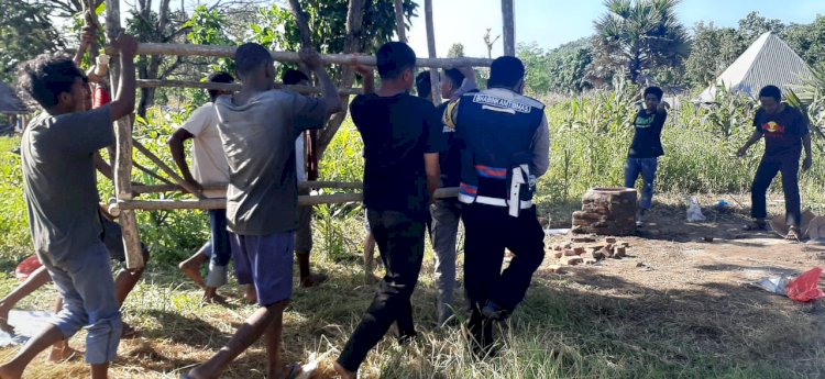 Bhabinkamtibmas Desa Lamaau Kecamatan Ile Ape Timur Kabupaten Lembata  Aipda Maxsi Y. Siokai melakukan monitoring di Desa Binaannya