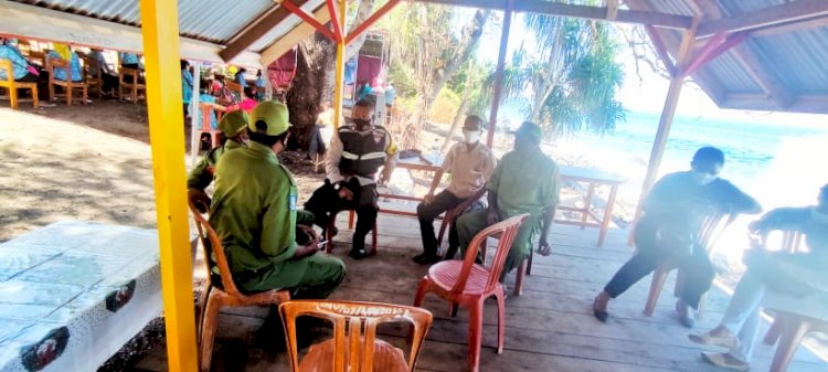 Bhabinkamtibmas Sambangi Linmas Guna Tingkatkan Pengawasan Terkait Penerapan Protokol Kesehatan Di Desa