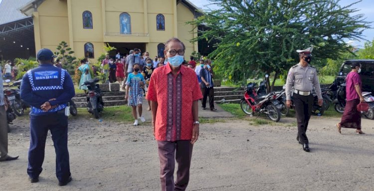 Pengamanan Missa Ke II KBO Lantas Himbau Warga Agar Selalu Gunakan Masker.