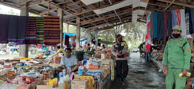 Sambangi Pedagang Pasar Bhabinkamtibma Ingatkan Agar Patuhi Protkes.