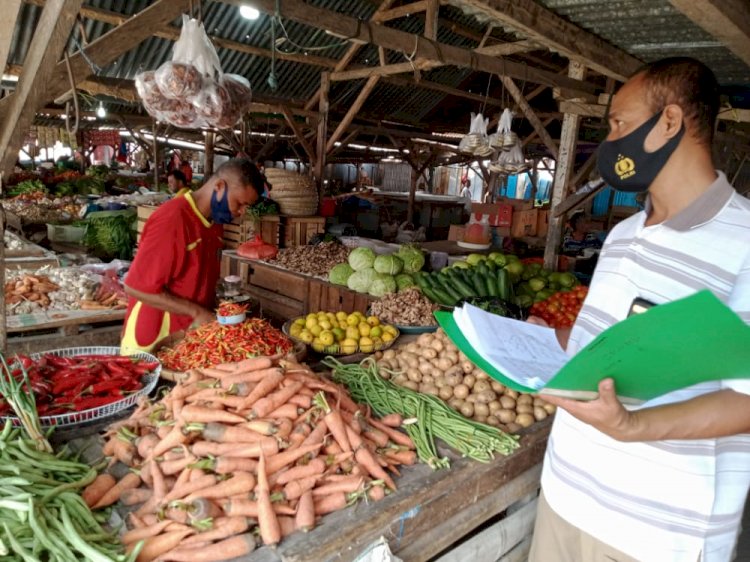 Cek Harga Sembako, Sat Reskrim Polres Lembata Lakukan Monitoring di Pasar