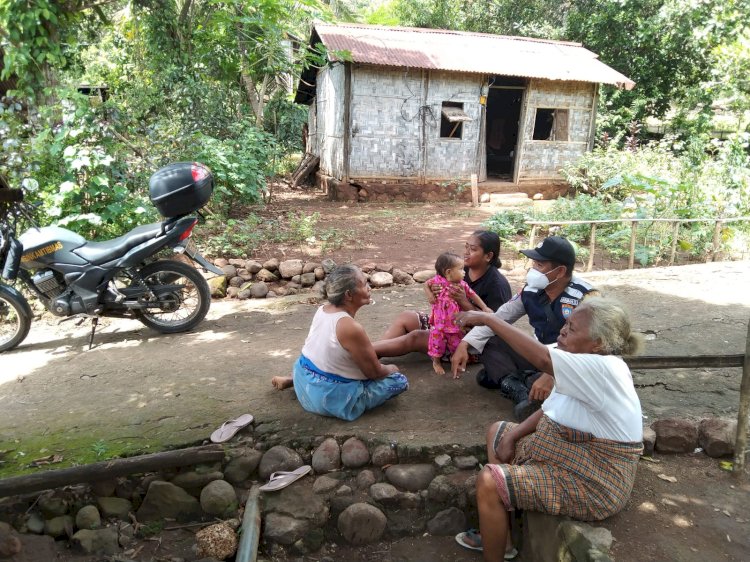 Waspadai Covid-19 varian Omicron, Bhabinkamtibmas Desa Penikenek imbau warga untuk disiplin terapkan prokes