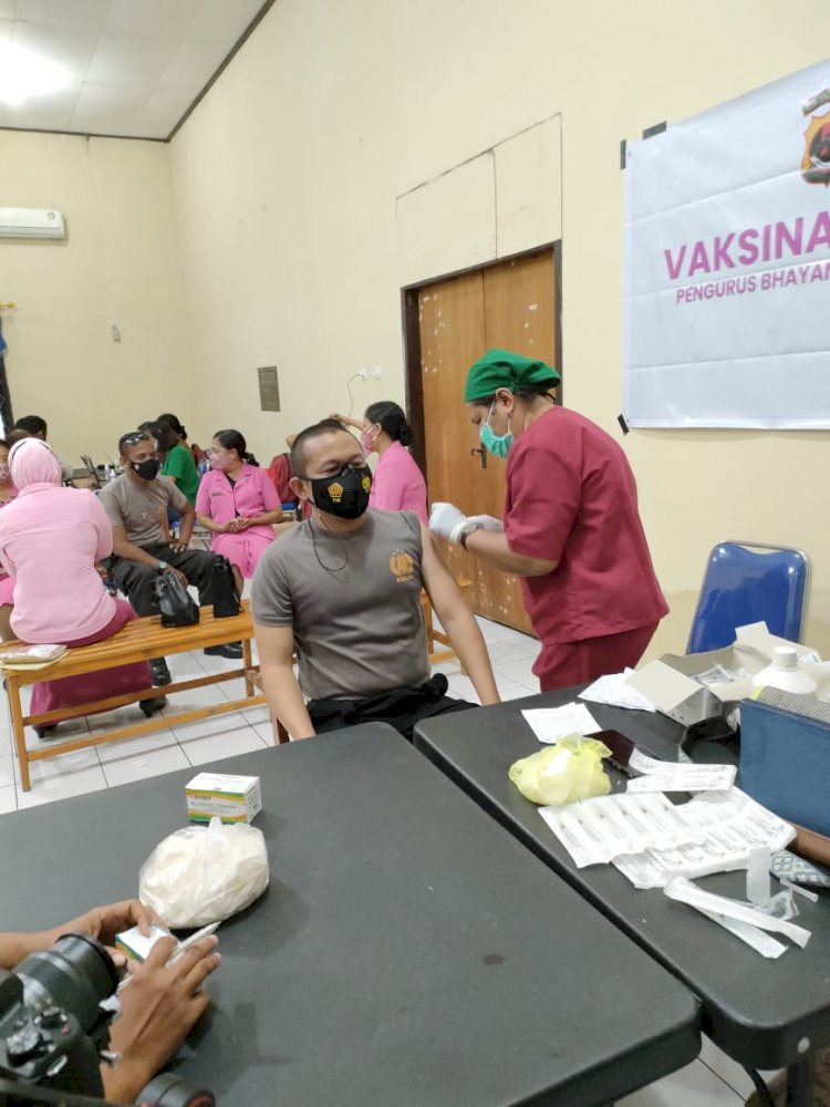 Personel Polres Lembata dan Pengurus Bhayangkari cab. Lembata Ikuti Vaksinasi Booster