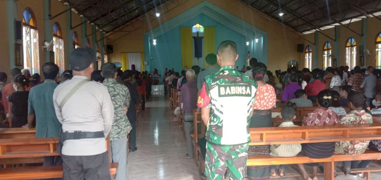 Personel Pospol Lebatukan Bersama Babinsa Lakukan Pengamanan Misa Di Gereja St. Laurensius Hadakewa.