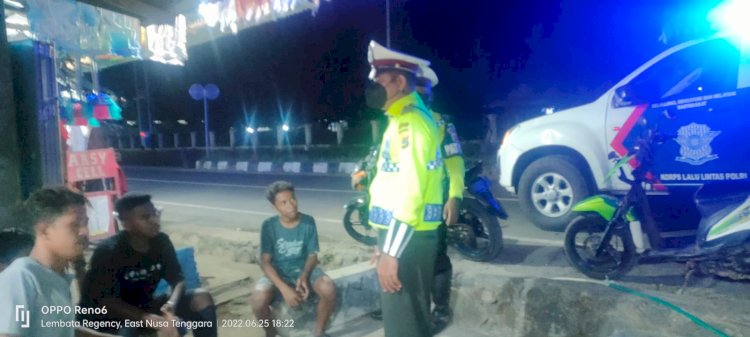 Patroli Rutin Satuan Lalulintas Polres Lembata, Beri Himbauan Kamseltibcar Dan Cegah Kenakalan Remaja.