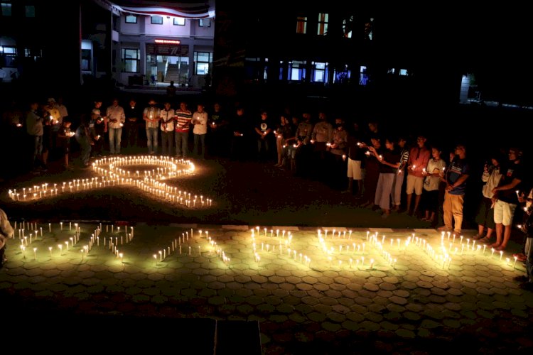 Polres Lembata Bersama Pemkab Lembata Nyalakan 1000 Lilin Dan Doa Bersama  Sebagai Bentuk Duka Cita Mendalam Atas Tragedi Kanjuruhan Malang.