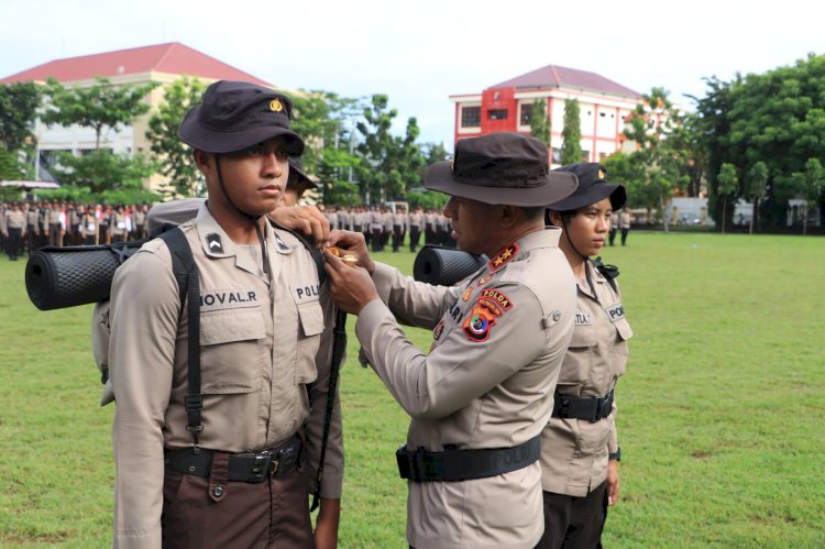 Kapolda NTT Irjen Pol Drs. Johni Asadoma, M.Hum lepas keberangkatan peserta Pembaretan Bintara Remaja (Baja) Angkatan 48 tahun 2023