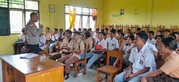 Kasat Binmas Polres Lembata Laksanakan Sosialisasi Penerimaan Terpadu Anggota Polri Tahun Anggaran 2023 Di SMA Swasta PGRI Lewoleba