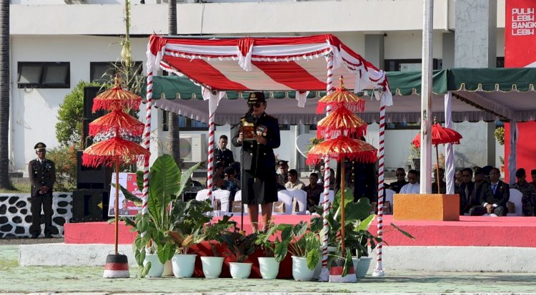 Kapolres Lembata AKBP Vivick Tjangkung Pimpin Upacara Hari Bhayangkara Ke-77 Di  Lapangan Upacara Kantor Bupati Lembata.