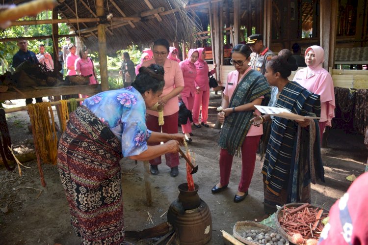 Dukung Kebudayaan di Sikka, Ketua Umum Bhayangkari Ny. Juliati Sigit Prabowo Kunjungi Sangar Tenun Ikat Lepo Lorun.-