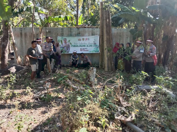 Kapolsek Buyasuri Ipda Ahmad A.P pimpin warga desa, dan aparat desa serta anggota polsek, tanam 100 anakan pohon