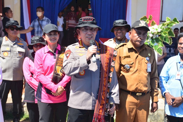 Kapolri dan Ketua Umum Bhayangkari Tinjau Bakti Kesehatan Polri Presisi di Pulau Palue NTT.