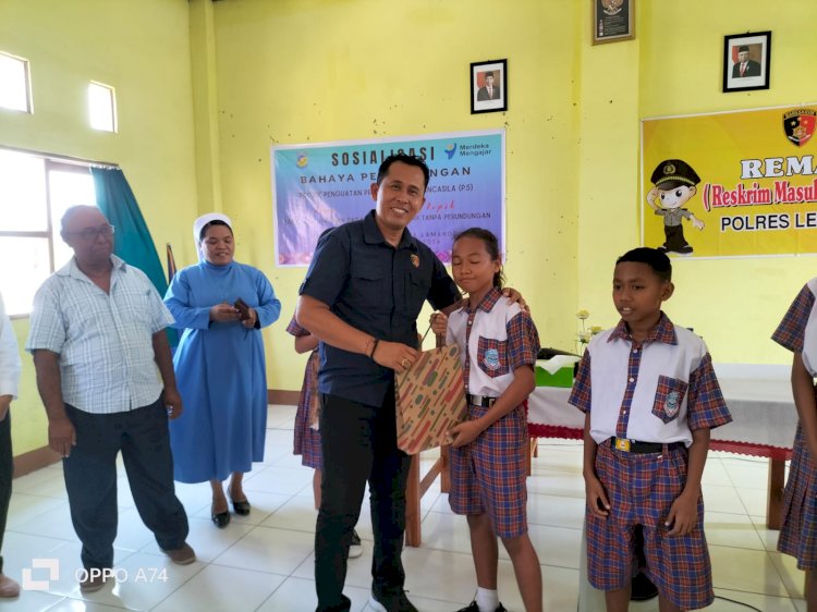 Kasat reskrim Polres Lembata bersama anggota Datangi siswa siswi SMP Sta. Katholik Sta. Theresia lamahora