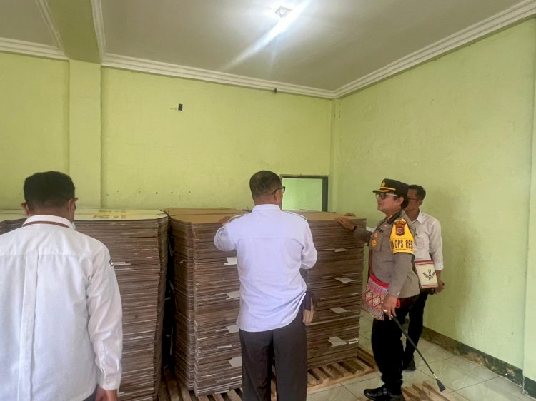 Kapolres Lembata Pantau gudang logistik penyimpanan bilik suara dan kotak suara KPUD kabupaten Lembata