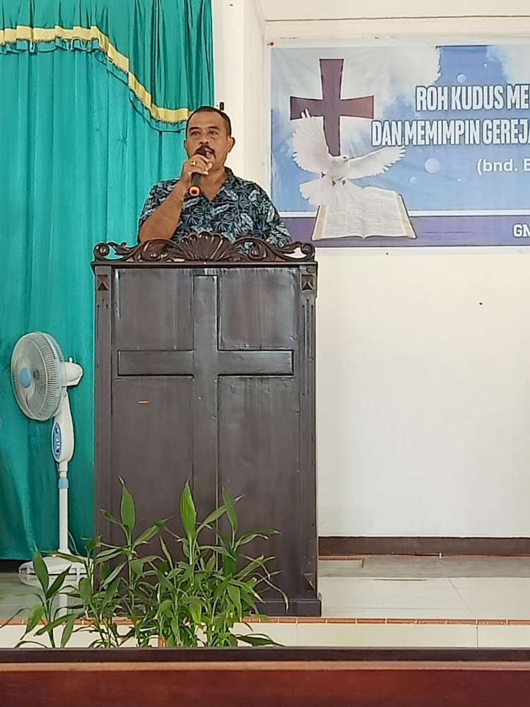 Wakapolres Lembata, Akbp Johanis Christian Tanauw sampaikan himbauan Pelaksanaan Pemilu Damai kepada Umat dalam Gereja