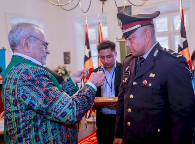 Anggota Polri Ipda Fridus Bere Terima Penghargaan Medali Kehormatan dari Presiden Timor Leste.
