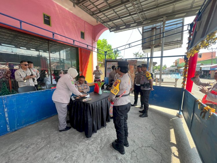 Kapolres Lembata TNI dan Pol PP periksa Pos Pelayanan Operasi Lilin Turangga 2023