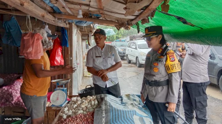 Jelang Lebaran Kapolres Lembata AKBP Vivick Tjangkung Cek Harga Sembako Di Pasar Tradisional Kota Lewoleba
