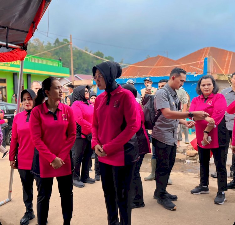 Sapa Pengungsi Banjir Bandang Sumbar, Ketum Bhayangkari Hibur Anak-anak Pengungsi