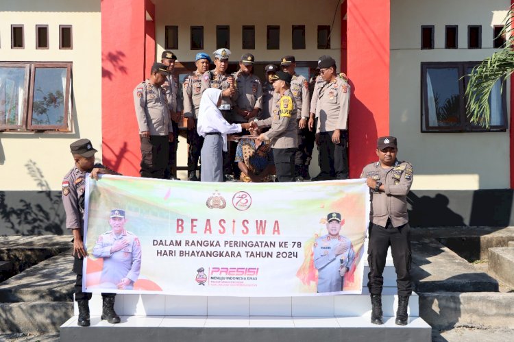 Wakapolres lembata menyerahkan beasiswa kepada 3 orang siswa sd smp dan sma di kabupaten lembata kecamatan omesuri,buyasuri dan ilaape dalam rangka HUT Bhayangkara ke-78