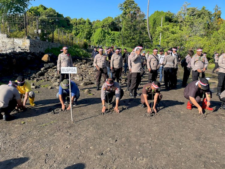 Polres Lembata bersinergi dengan TNI dan Pemerintah Daerah (Pemda) Kabupaten Lembata bersama masyarakat melakukan penanaman pohon