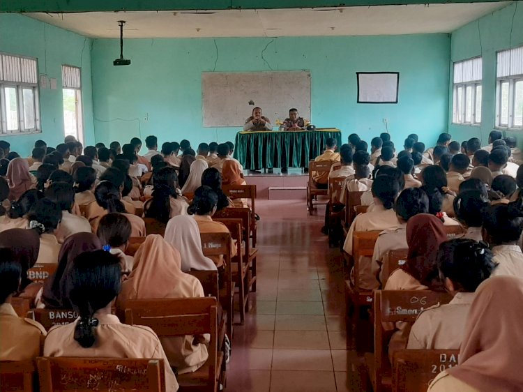 Kanit Binmas Polsek Nagawutung Aipda Albert Redo bersama Bhabinkamtibmas Desa baobolak, Bripka Abdul Azis Mansur sosialisasikan aturan hukum untuk anak-anak SMPN 1 Nagawutung