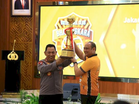 *Penghargaan Kapolri untuk Jakarta Bhayangkara Presisi dan Popsivo Polwan atas prestasi di Proliga 2024*