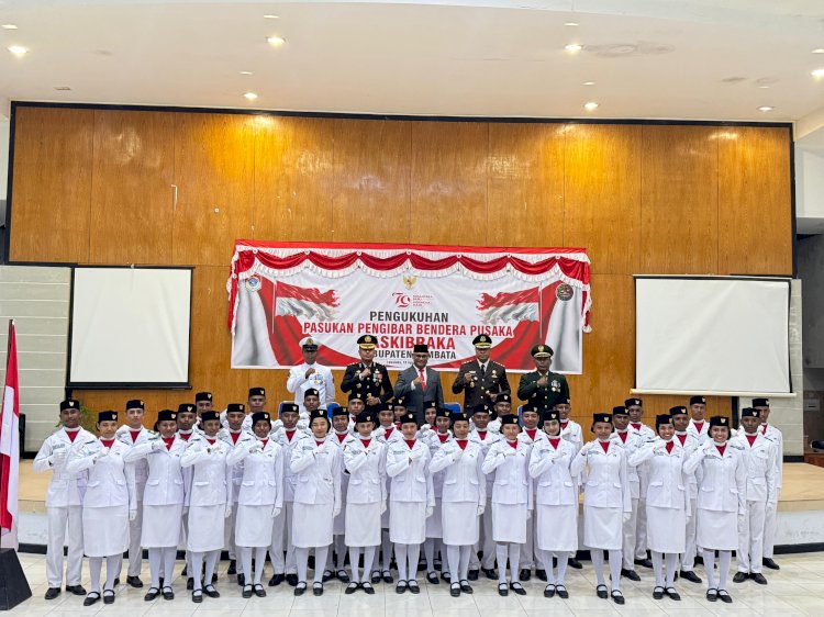 Kapolres Lembata hadir pada pengukuhan pasukan pengibar bendera pusaka