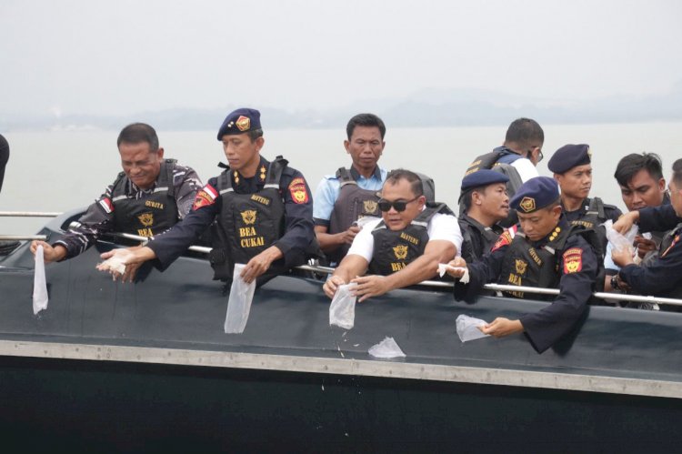 *KONFERENSI PERS PENYELUDUPAN BENIH BENING LOBSTER SEBANYAK 237.305 BENIH BENING LOBSTER SENILAI 23,6 MILIAR RUPIAH*