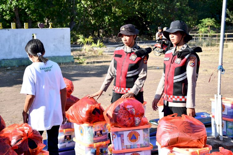 Polwan DitSamapta Polda NTT Bagikan Bansos ke Masyarakat Desa Bugalima