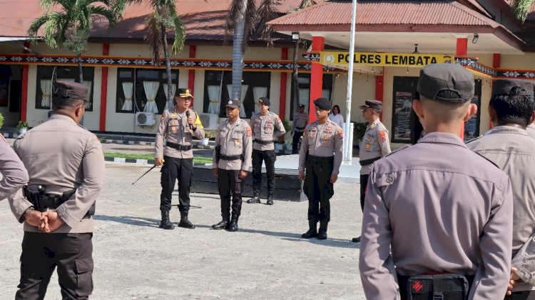 Kapolres Lembata periksa atribut berlebihan pada pakaian dinas anggota Polres Lembata