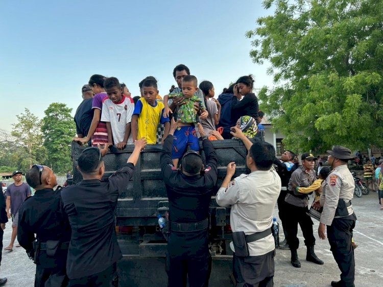 *Polres Flotim dan BKO Brimob Sikka Gelar Bantuan Kemanusiaan untuk Pengungsi Erupsi Gunung Lewotobi*