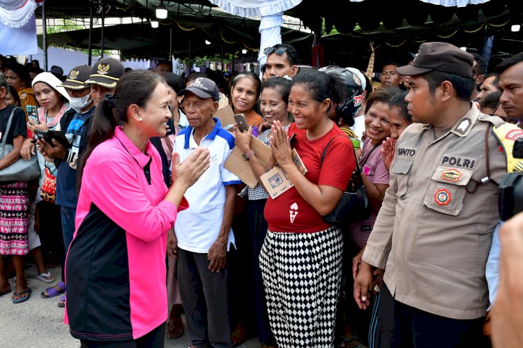 Bantuan Bhayangkari untuk Masyarakat Rote Ndao: Ny. Juliati Sigit Prabowo Berbagi Kebaikan dengan Ribuan Paket Bansos Bagi Masyarakat dan Anak Sekolah