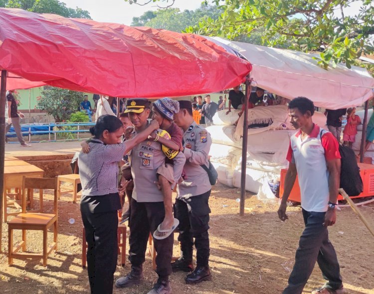 *Harukan Warga, Karo Ops Polda NTT Panggul Lansia di Tengah Evakuasi Korban Erupsi Gunung Lewotobi*