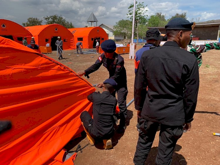 Brimob Polda NTT Bantu Korban Erupsi Gunung Lewotobi dengan Air Bersih, Evakuasi, dan Dapur Lapangan